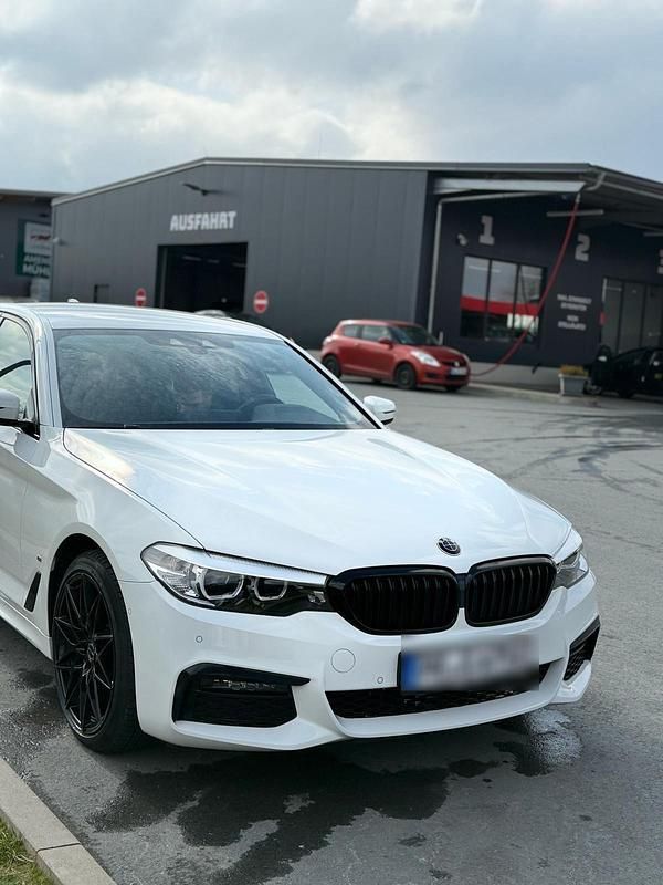 Weiß Gebraucht 2020 BMW 530e iPerformance Limousine | 26.999 € (Fairer Preis) - Bild 1/4
