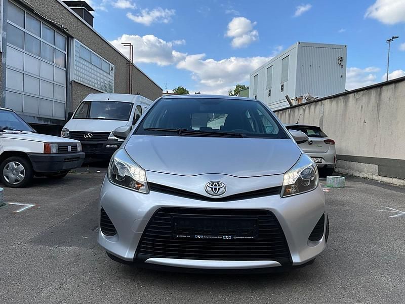 Silber Gebraucht 2014 Toyota Yaris Hybrid Kleinwagen | 8.100 € (Fairer Preis) - Bild 1/4