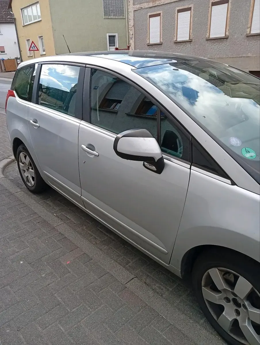 Gebraucht Peugeot 5008 Active 156 PS (114 kW) 2011 Silber Van / Kleinbus
