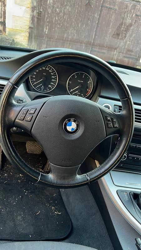 Schwarz Gebraucht 2007 BMW 320 Kombi | 3.150 € (Guter Preis) - Bild 1/3