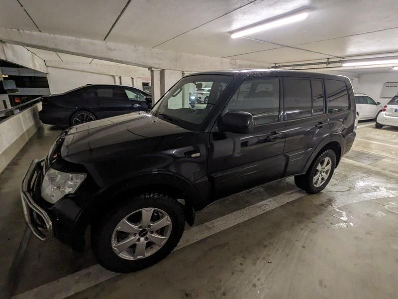 Schwarz Gebraucht 2010 Mitsubishi Pajero SUV | 18.000 € (Fairer Preis) - Bild 1/4