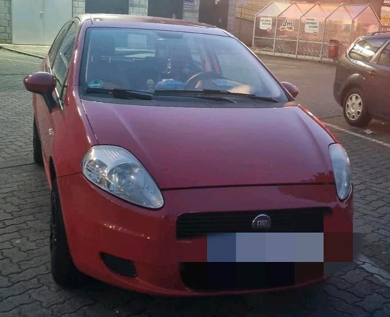Rot Gebraucht 2011 Fiat Grande Punto Kleinwagen | 3.200 € (Fairer Preis) - Bild 1/4