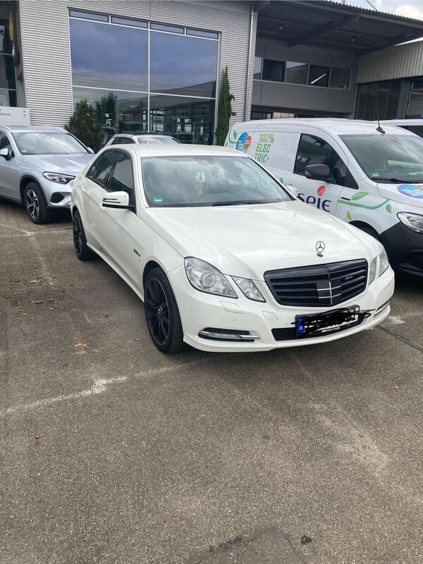 Weiß Gebraucht 2010 Mercedes E220 Limousine | 8.600 € (Fairer Preis) - Bild 1/4