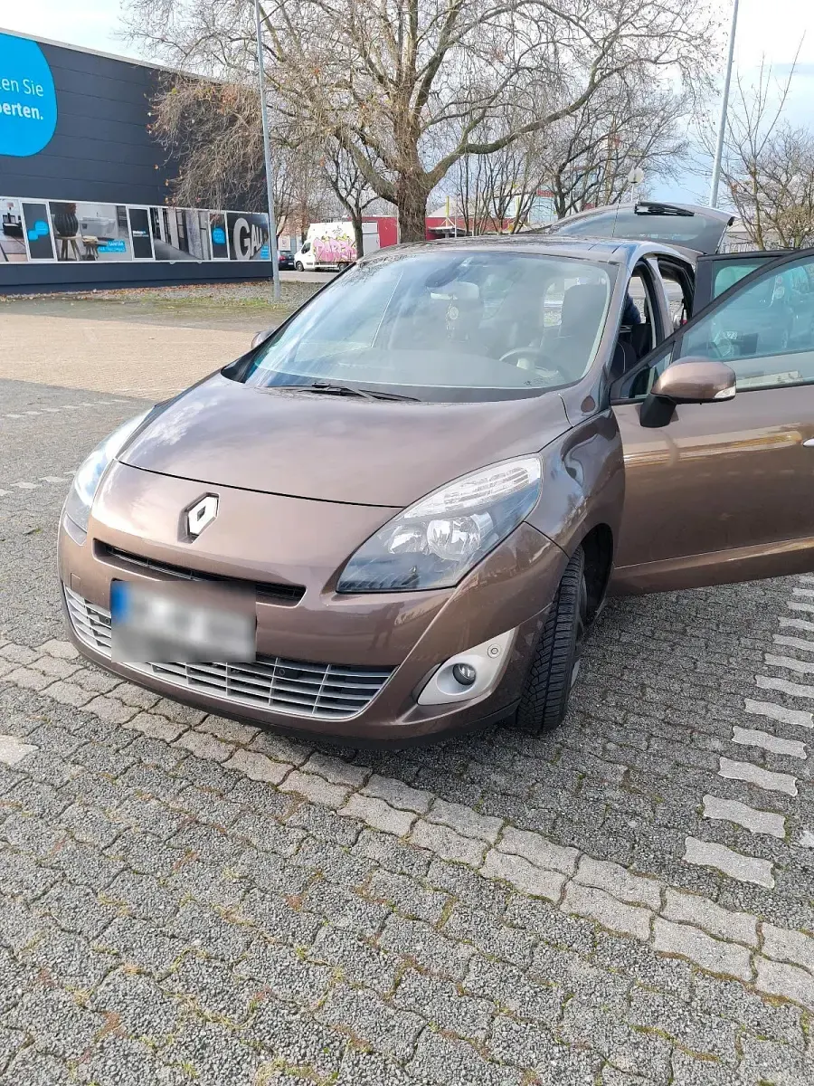 Gebraucht Renault Scénic III 130 PS (95 kW) 2011 Braun Limousine