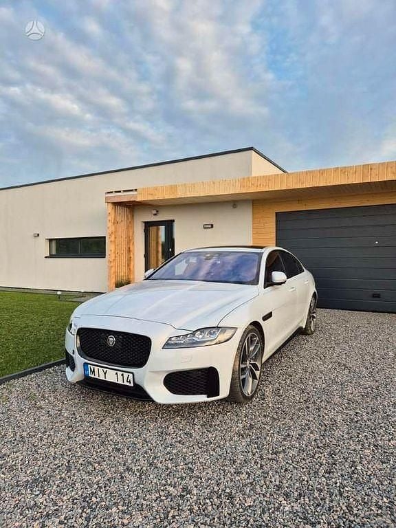 Weiß Gebraucht 2017 Jaguar XF S Limousine | 23.500 € (Fairer Preis) - Bild 1/4
