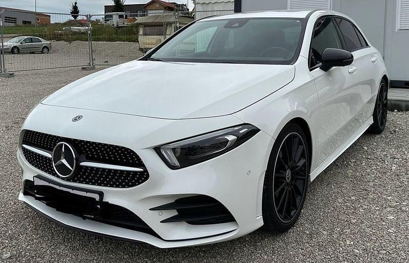 Weiß Gebraucht 2018 Mercedes A200 AMG line Limousine | 19.000 € (Fairer Preis) - Bild 1/4