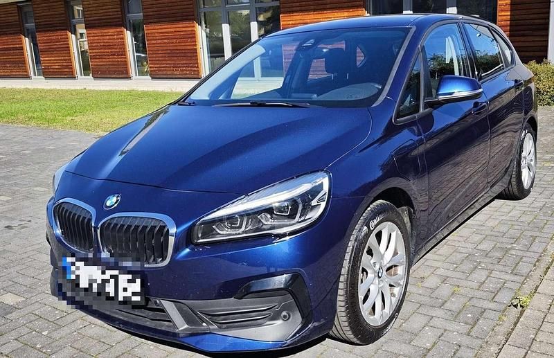 Blau Gebraucht 2020 BMW 225 Active Tourer iPerformance Van / Kleinbus | 16.400 € (Guter Preis) - Bild 1/4