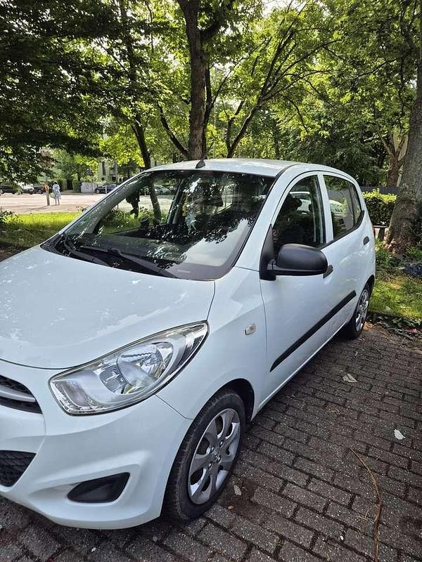 Weiß Gebraucht 2012 Hyundai i10 Edition Kleinwagen | 3.200 € (Fairer Preis) - Bild 1/4