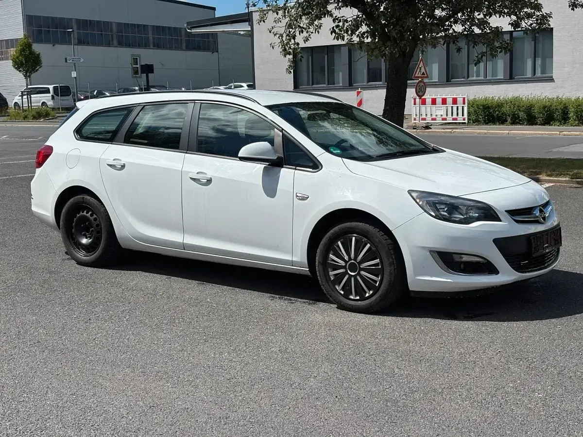Gebraucht Opel Astra Selection 110 PS (80 kW) 2013 Weiß Kombi