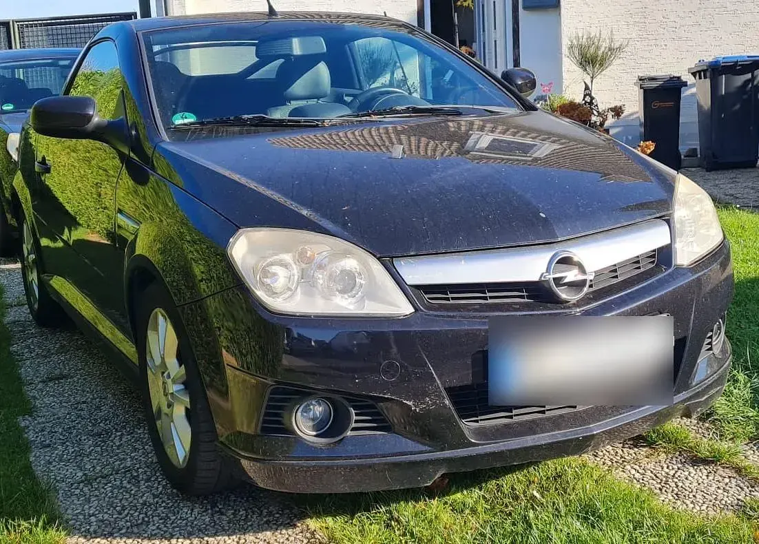 Używany Opel Tigra 90 KM (66 kW) 2007 Czarny Kabriolet