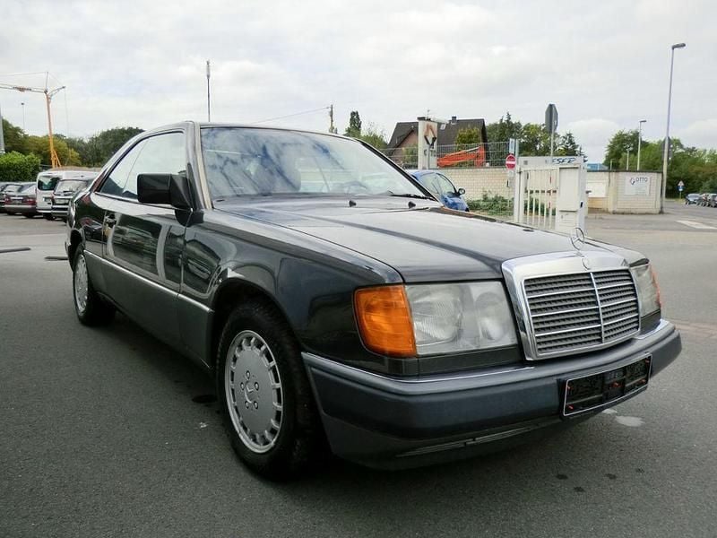 Gebraucht Mercedes E230 132 PS (97 kW) 1990 Schwarz Coupé