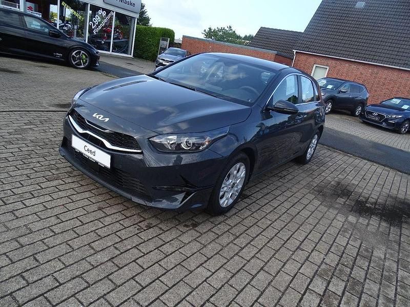 Neu Kia Ceed 140 PS (102 kW) 2025 Grau Kleinwagen