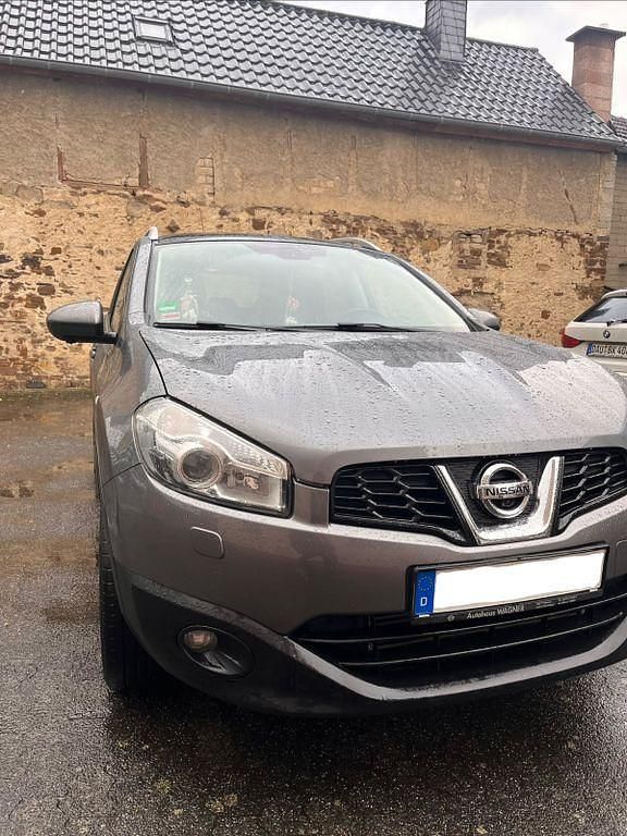 Grau Gebraucht 2013 Nissan Qashqai +2 Tekna SUV | 7.890 € (Guter Preis) - Bild 1/4