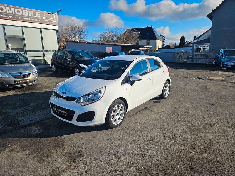 Weiß Gebraucht 2013 Kia Rio Edition 7 Limousine | 6.990 € (Fairer Preis) - Bild 1/4