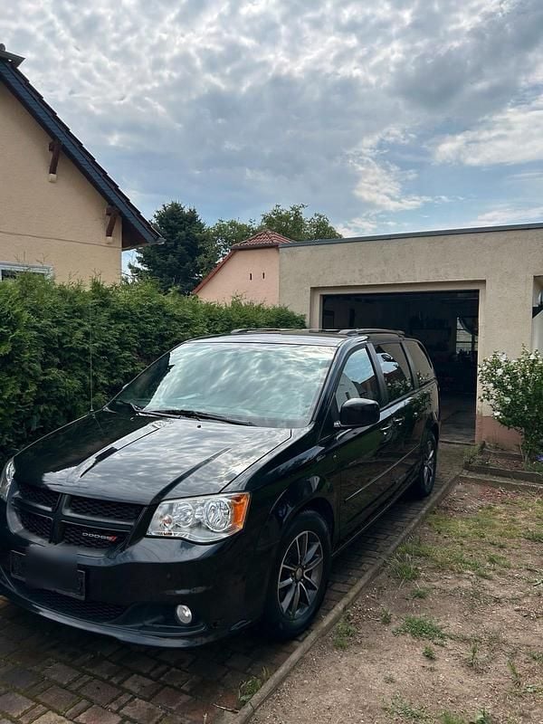 Schwarz Gebraucht 2017 Dodge Grand Caravan Van / Kleinbus | 15.000 € (Fairer Preis) - Bild 1/4