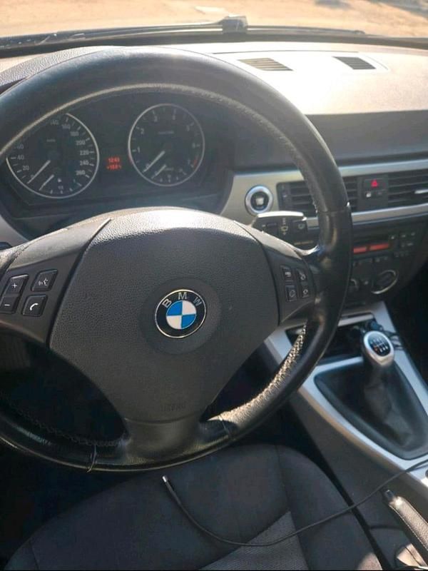 Gebraucht BMW 318 129 PS (94 kW) 2007 Grau Kombi