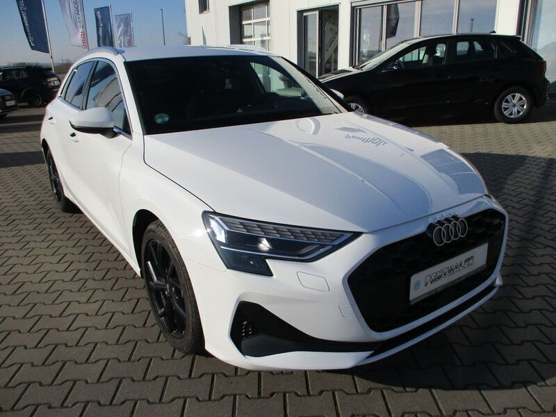 Weiß Gebraucht 2024 Audi A3 Limousine | 33.550 € (Etwas zu teuer) - Bild 1/4