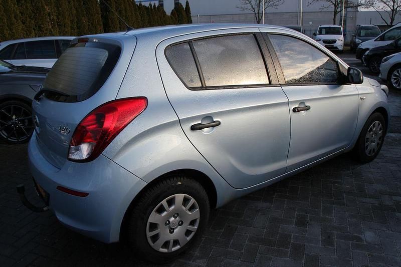 Gebraucht Hyundai i20 Edition 86 PS (63 kW) 2013 Blau Limousine