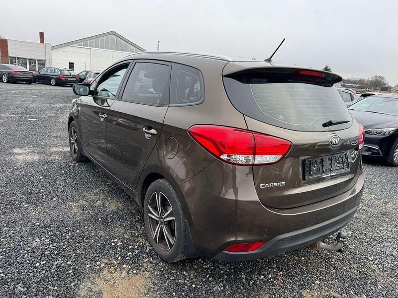 Gebraucht Kia Carens Spirit 135 PS (99 kW) 2014 Braun Van / Kleinbus