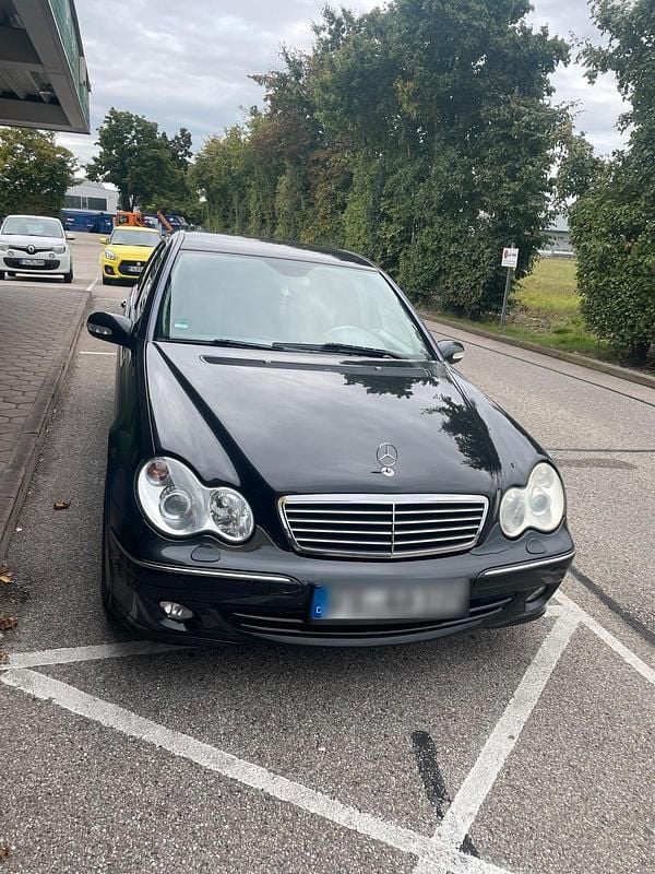 Schwarz Gebraucht 2005 Mercedes C220 Limousine | 3.699 € (Etwas zu teuer) - Bild 1/4