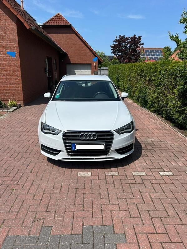 Weiß Gebraucht 2016 Audi A3 Sportback Limousine | 8.800 € (Guter Preis) - Bild 1/4