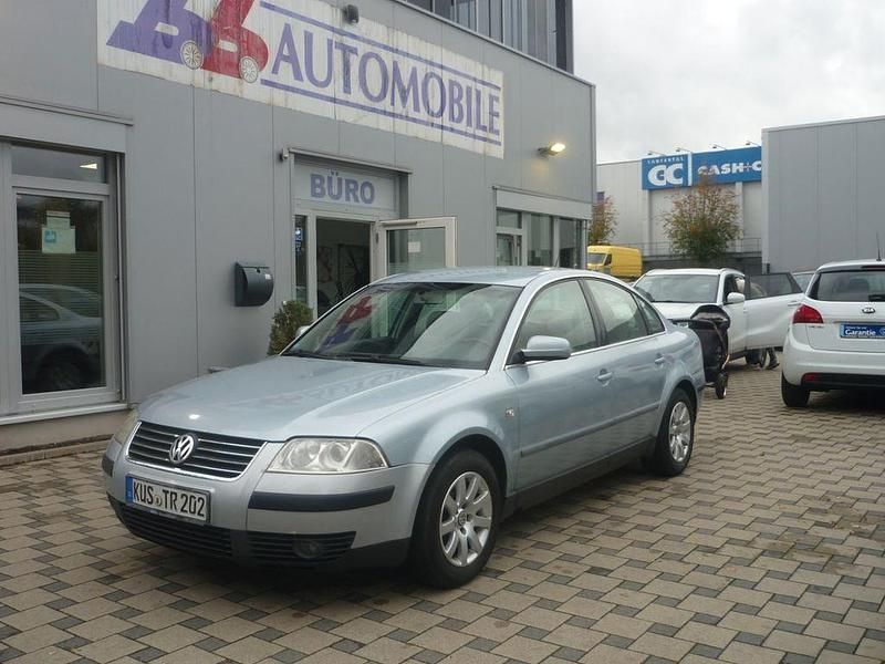 Blau Gebraucht 2002 VW Passat Trendline Limousine | 2.450 € (Teuer) - Bild 1/4