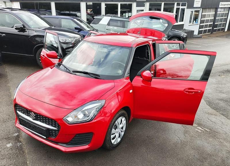 Gebraucht Suzuki Swift Club 83 PS (61 kW) 2022 Rot Limousine