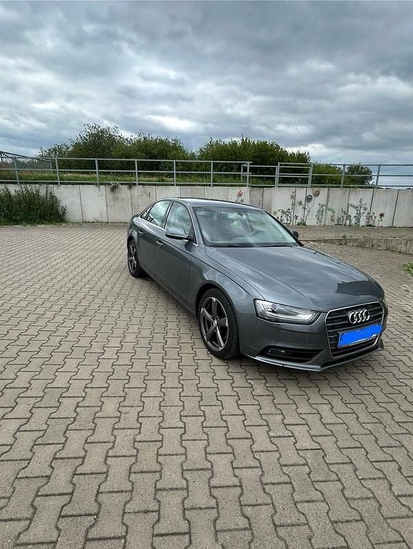 Grau Gebraucht 2012 Audi A4 Limousine | 9.500 € (Fairer Preis) - Bild 1/4