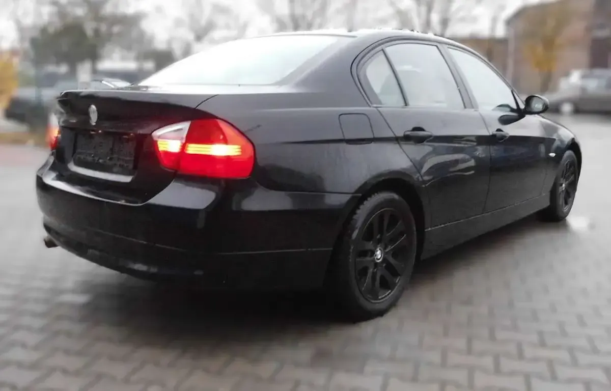 Second-hand BMW 318 129 CP (94 kW) 2006 Negru Berlinǎ