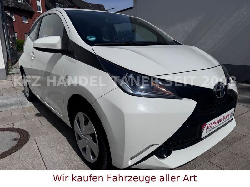 Weiß Gebraucht 2016 Toyota Aygo X-play Kleinwagen | 5.590 € (Fairer Preis) - Bild 1/4