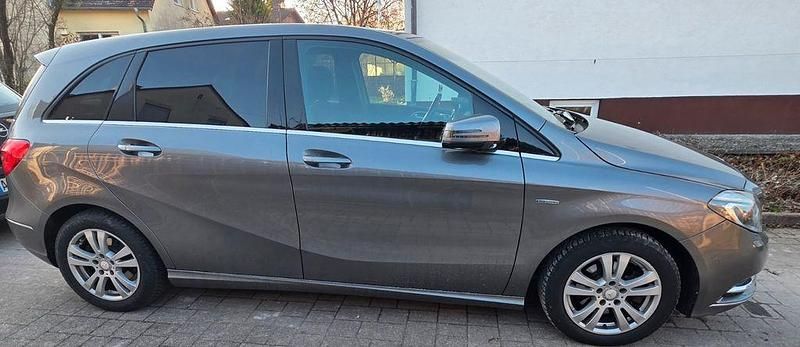 Gebraucht Mercedes B200 156 PS (114 kW) 2011 Grau Van / Kleinbus