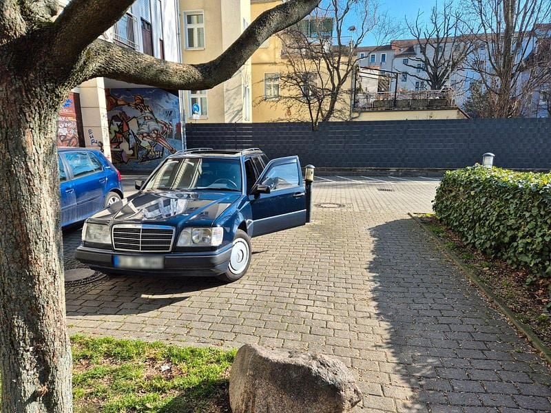 Gebraucht Mercedes E220 150 PS (110 kW) 1993 Blau Kombi
