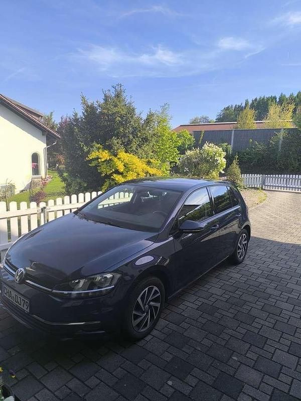 Blau Gebraucht 2018 VW Golf VII Sound Kleinwagen | 13.500 € (Superpreis) - Bild 1/4