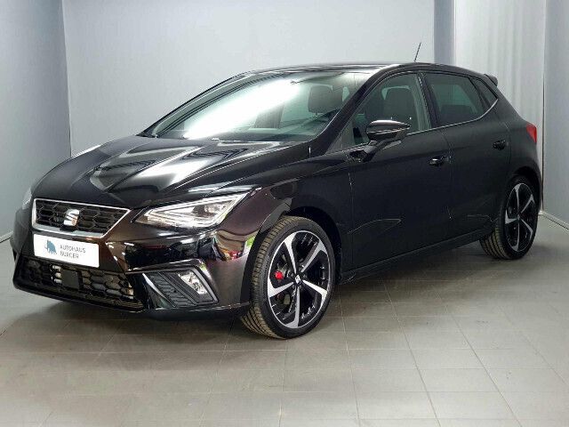 Midnight schwarz (schwarz), metallic Gebraucht 2024 Seat Ibiza FR Limousine | 29.880 € - Bild 1/4