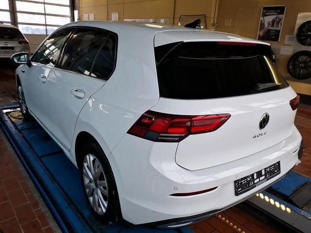 Gebraucht VW Golf VIII Style 131 PS (96 kW) 2022 Weiß Limousine