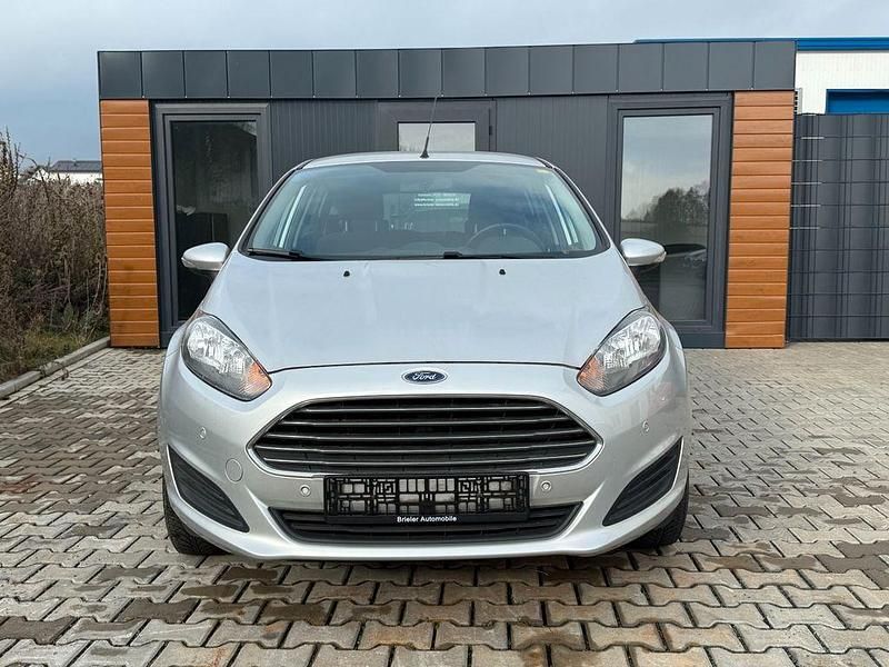 Silber Gebraucht 2014 Ford Fiesta Trend Limousine | 5.599 € (Guter Preis) - Bild 1/4