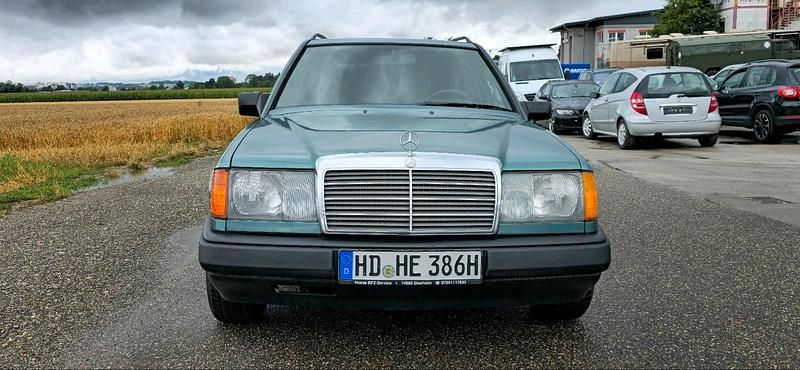 Grün Gebraucht 1986 Mercedes E300 Kombi | 8.999 € - Bild 1/4