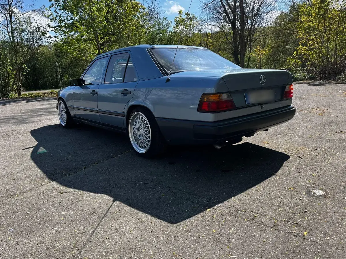 Gebraucht Mercedes 260 160 PS (117 kW) 1989 Blau Limousine