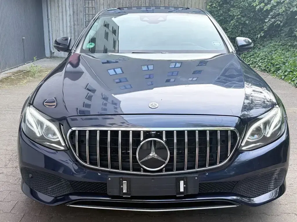 Gebraucht Mercedes E220 AMG 194 PS (142 kW) 2018 Blau Limousine