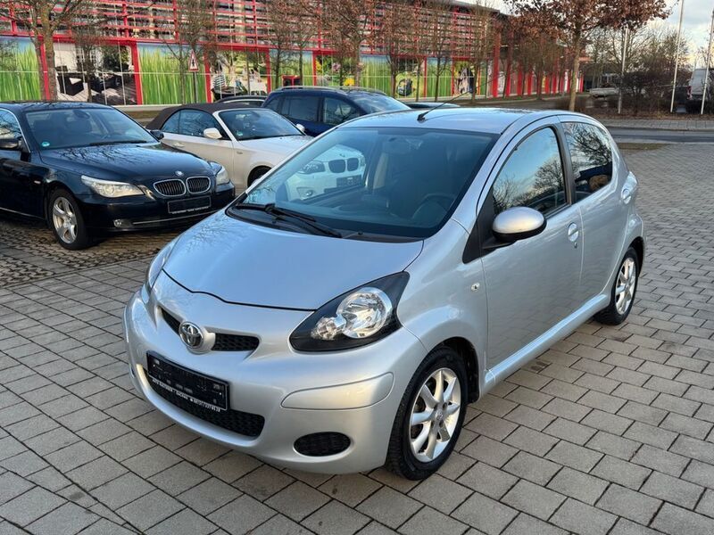 Gebraucht Toyota Aygo 68 PS (50 kW) 2011 Silber Kleinwagen