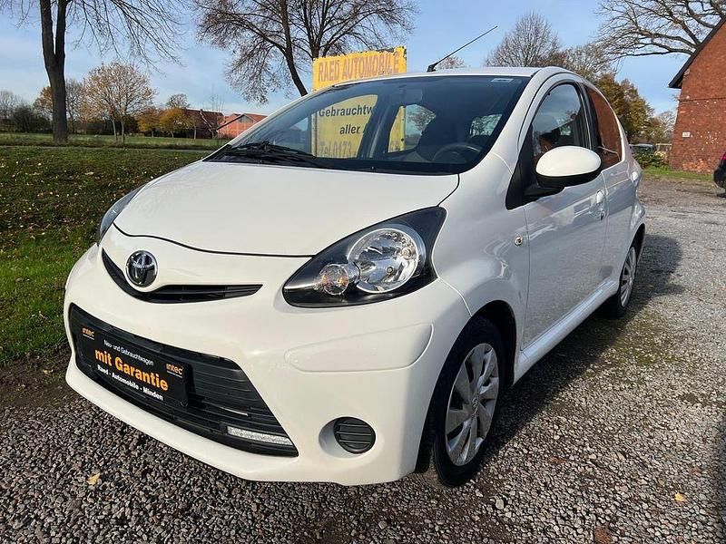 Weiß Gebraucht 2013 Toyota Aygo Cool Kleinwagen | 4.490 € (Fairer Preis) - Bild 1/4