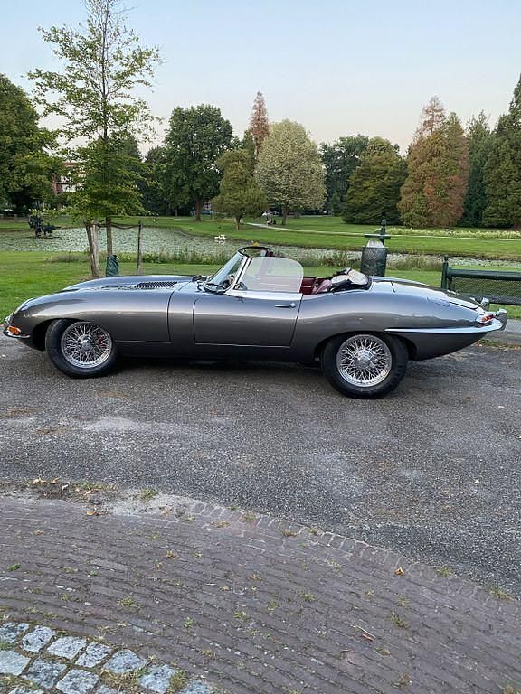 Second-hand Jaguar E-Type 264 CP (194 kW) 1967 Gri Cabrio