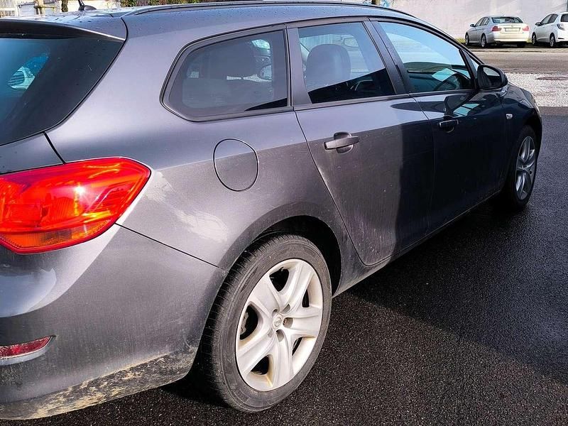 Gebraucht Opel Astra Design Edition 140 PS (102 kW) 2012 Karbongrau Kombi