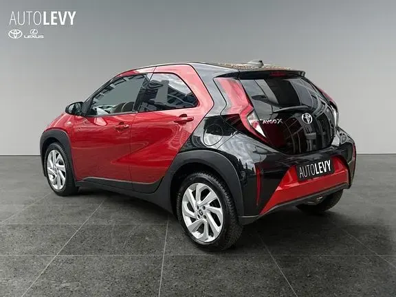 Gebraucht Toyota Aygo X Comfort 72 PS (52 kW) 2022 Chili red perleffekt/ night sky black SUV