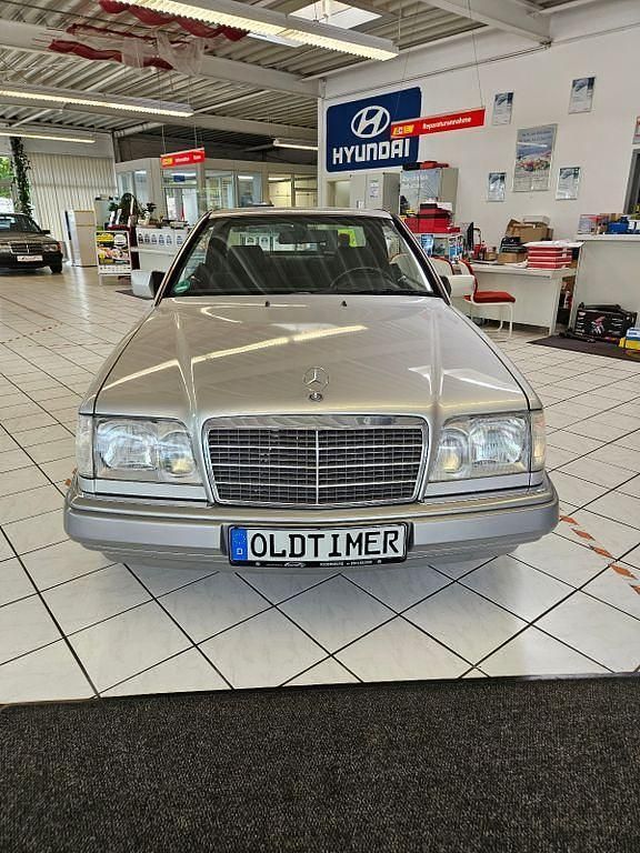 Gebraucht Mercedes 220 150 PS (110 kW) 1993 Silber Coupé