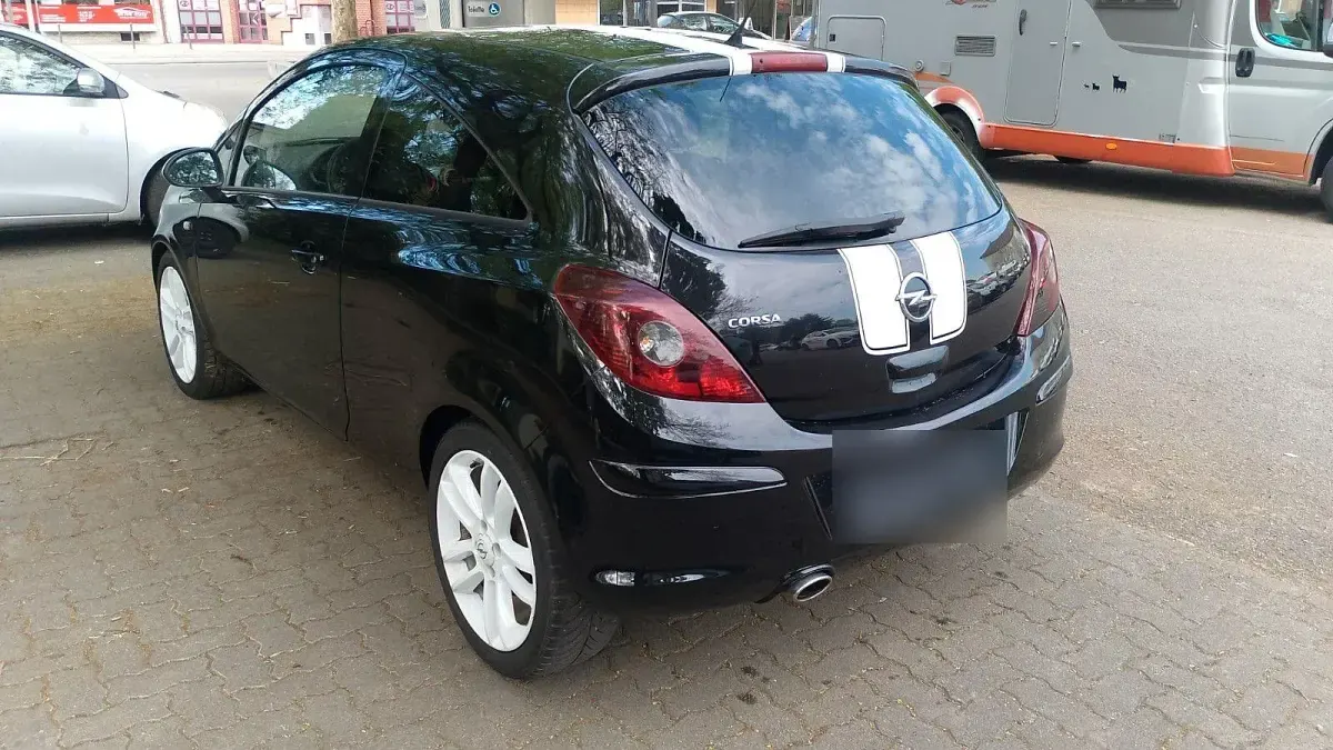 Używany Opel Corsa Edition 87 KM (63 kW) 2011 Czarny Hatchback