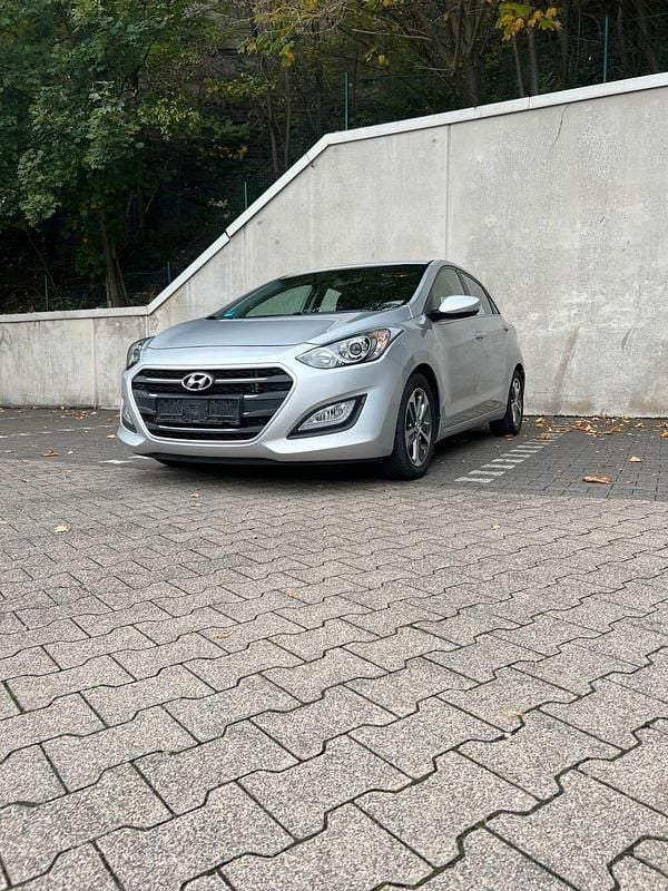 Silber Gebraucht 2015 Hyundai i30 Edition Limousine | 8.950 € (Guter Preis) - Bild 1/4
