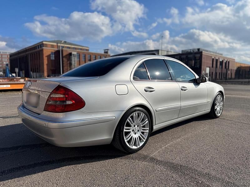 Gebraucht Mercedes E270 163 PS (119 kW) 2002 Silber Limousine