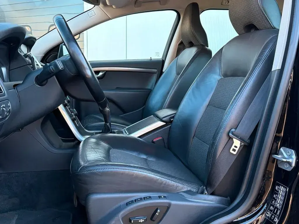 Second-hand Volvo V70 Dynamic 120 CP (88 kW) 2016 Negru Break