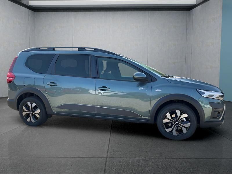 Neu Dacia Jogger 101 PS (74 kW) 2025 Grün Van / Kleinbus